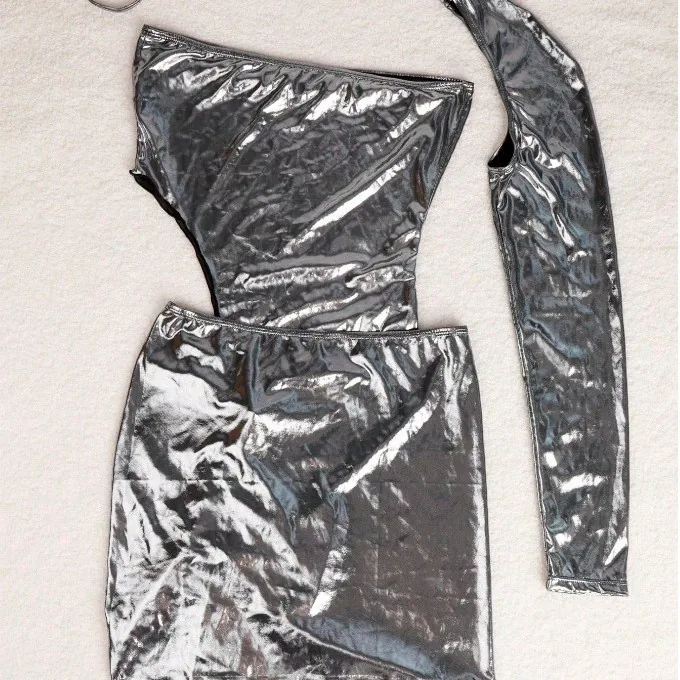 Dopasowana sukienka na jedno ramię z efektem płynnego metalu