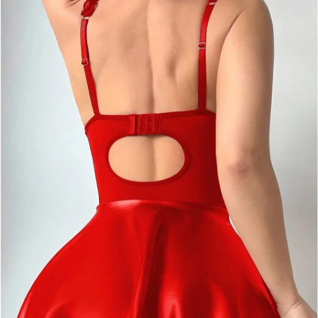 Ensemble robe moulante à caraco en similicuir verni