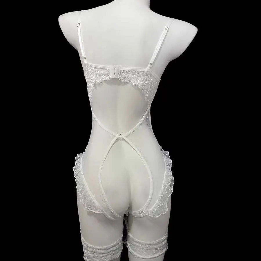 Body de encaje con escote profundo y cadena de perlas