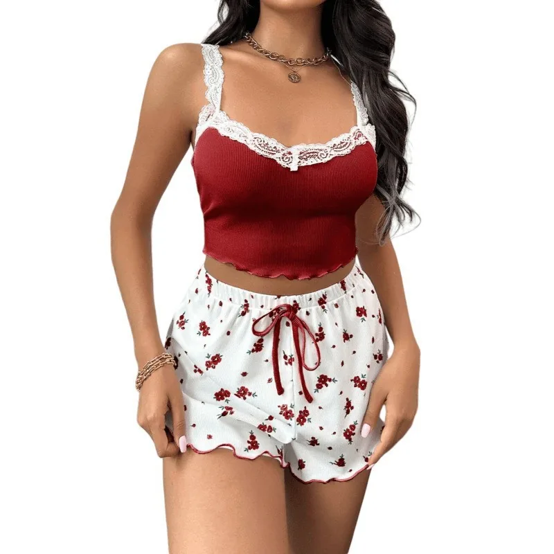Geripptes Cami mit weißem Spitzenbesatz und geblümten Shorts