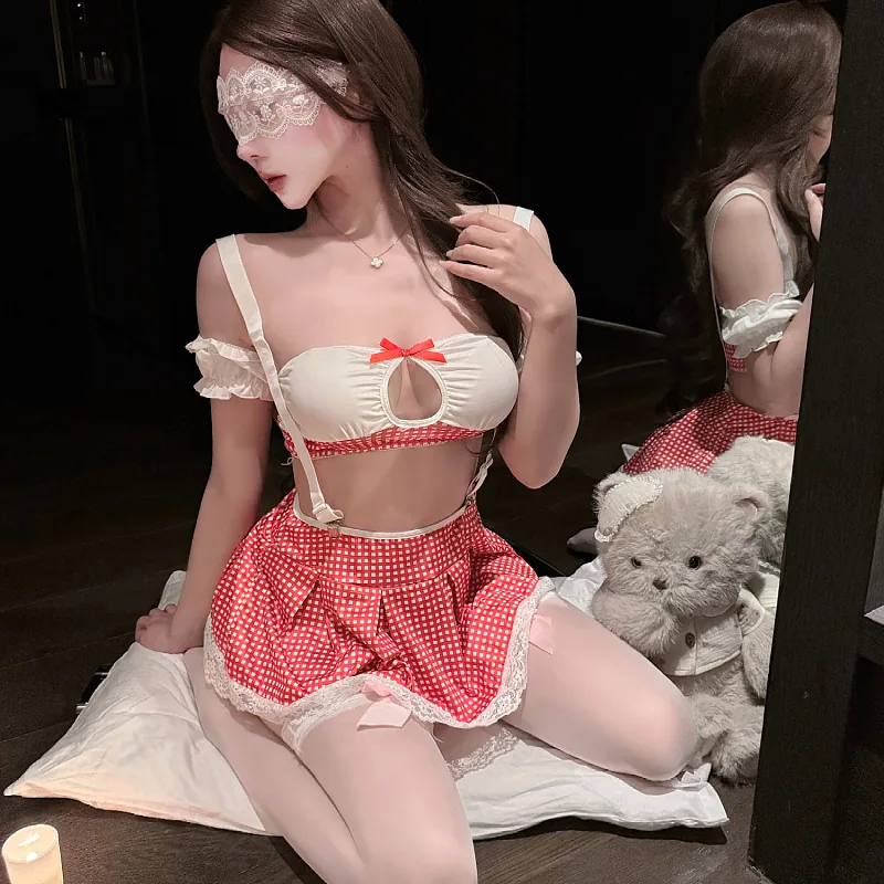 Dessous-Set mit rotem Karomuster, Spitzen-Camisole und Faltenrock