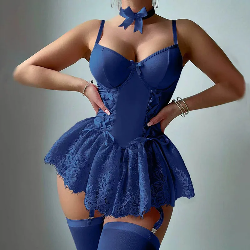 Set intimo tre pezzi in pizzo con nastri e volant