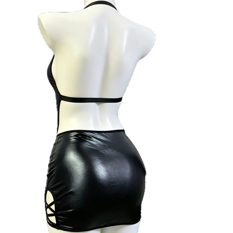 Ensemble soutien-gorge à laçage en simili cuir et jupe avec découpes