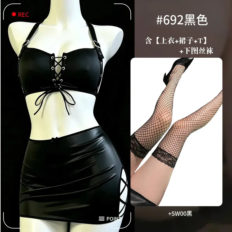 Ensemble soutien-gorge à laçage en simili cuir et jupe avec découpes