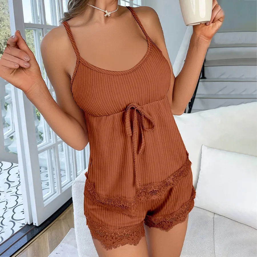 Schwarzes, geripptes Cami mit Spitzenbesatz und Bindeband vorne