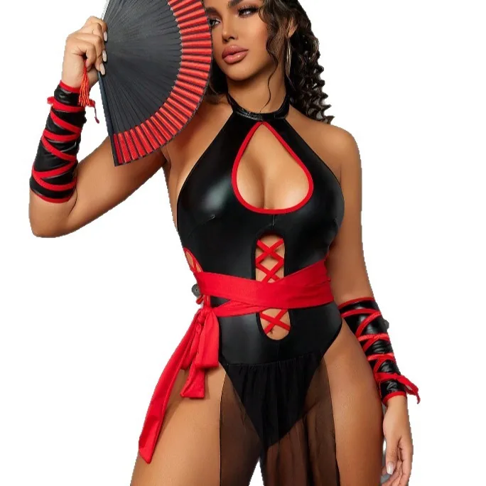 Set van halter bodysuit met uitsparingen van lakleer