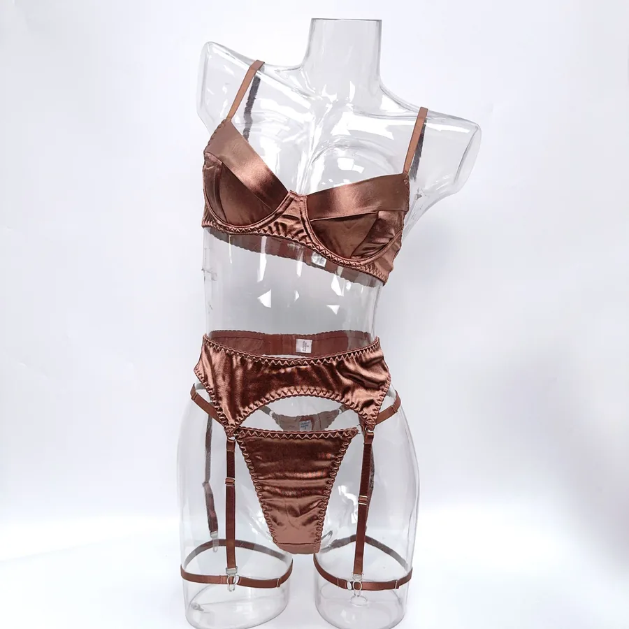 Ensemble quatre pièces porte-jarretelles push-up en satin