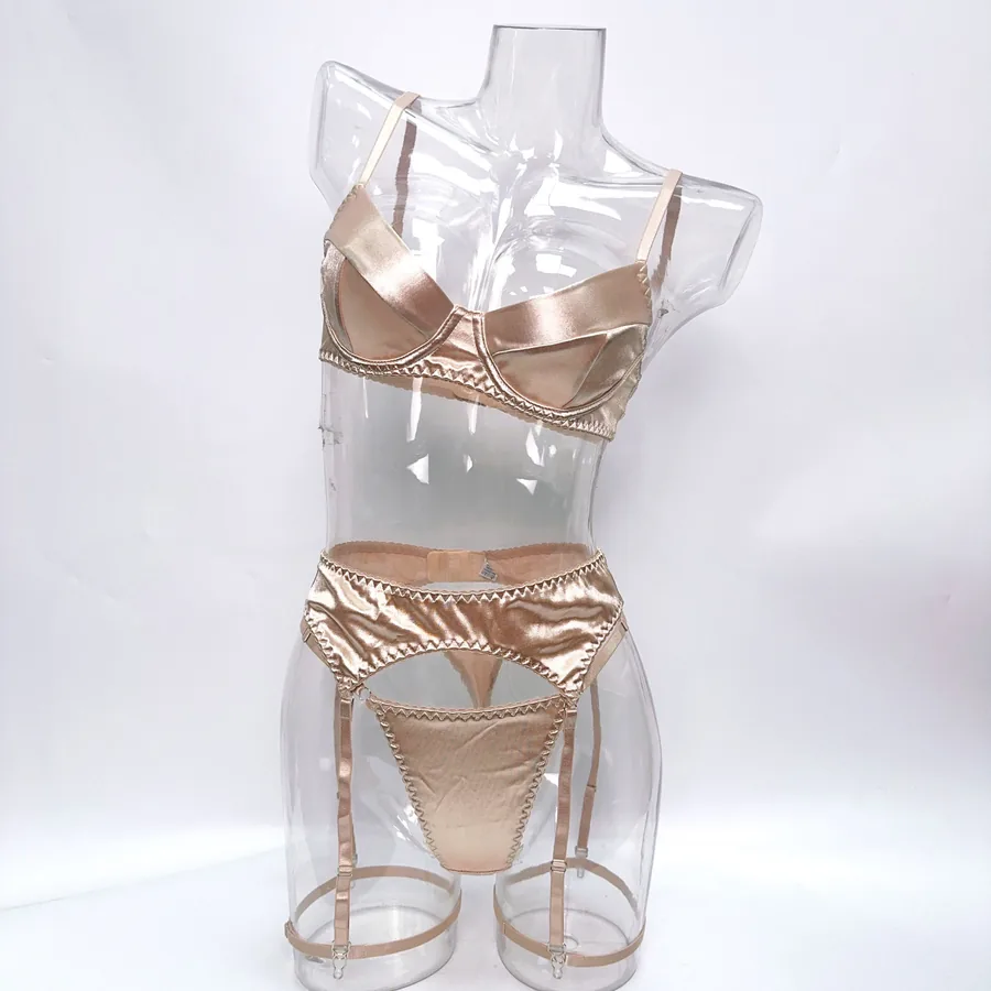 Ensemble quatre pièces porte-jarretelles push-up en satin
