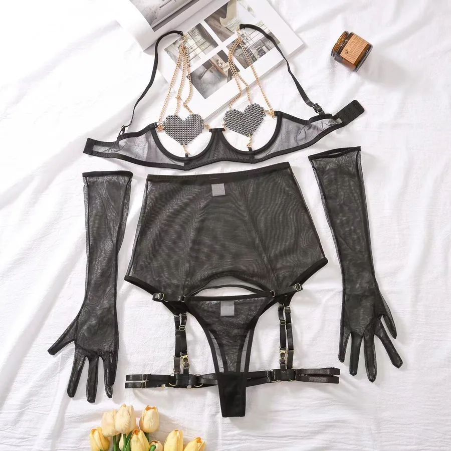 Conjunto de malla con cadena de corazones y guantes