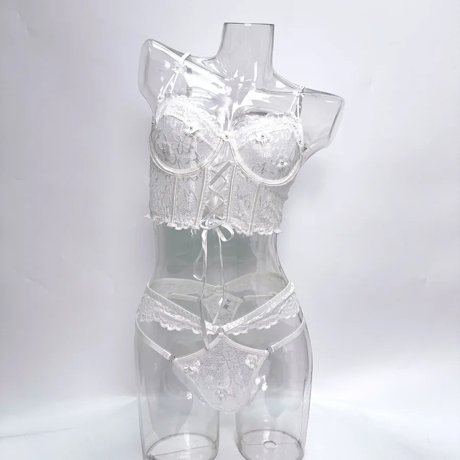Conjunto de corsé de encaje con flores y pedrería