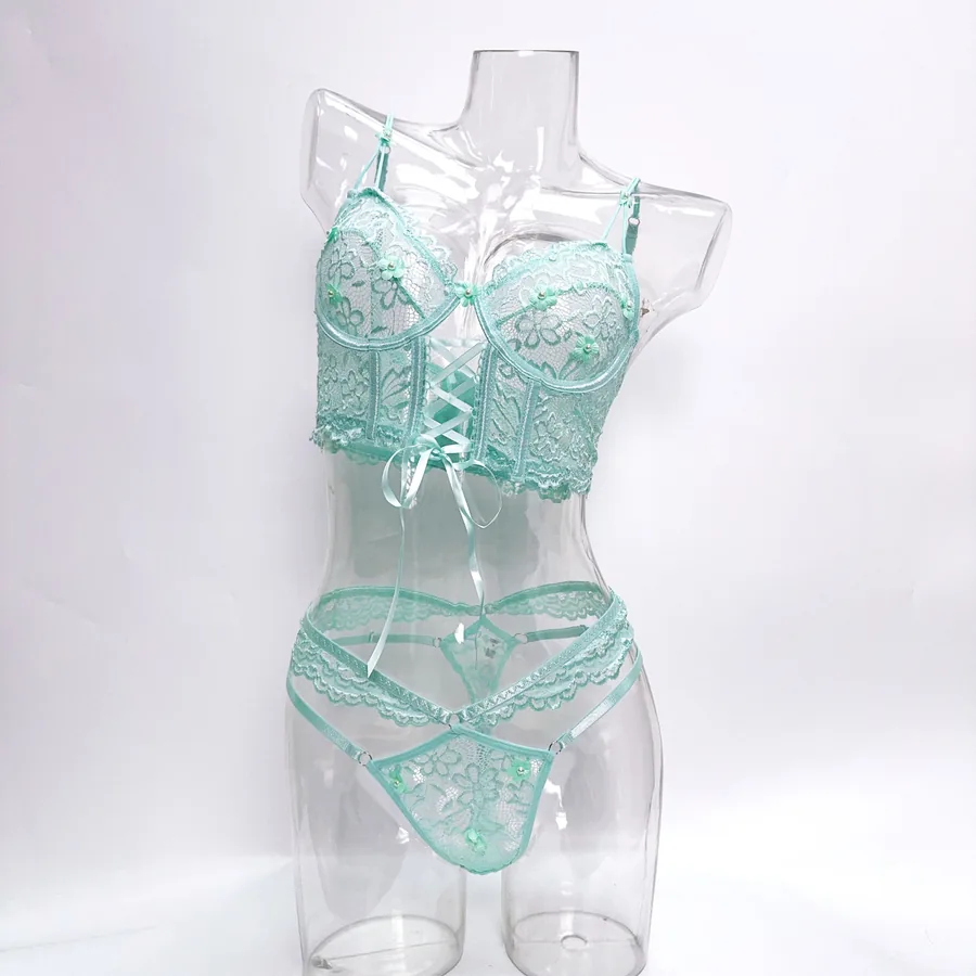 Conjunto de corsé de encaje con flores y pedrería