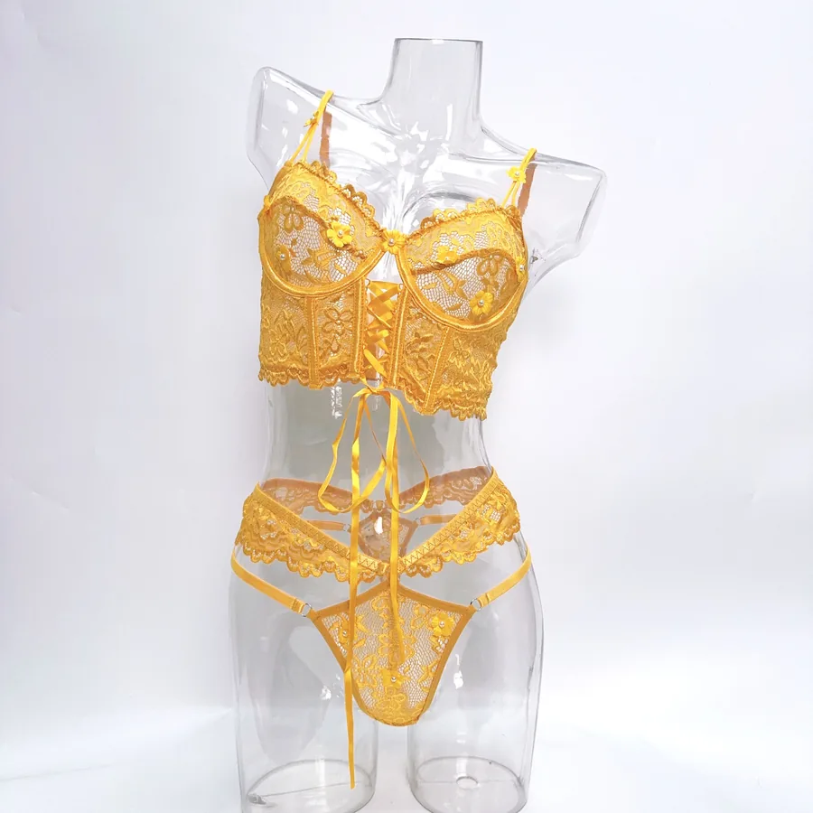 Conjunto de corsé de encaje con flores y pedrería