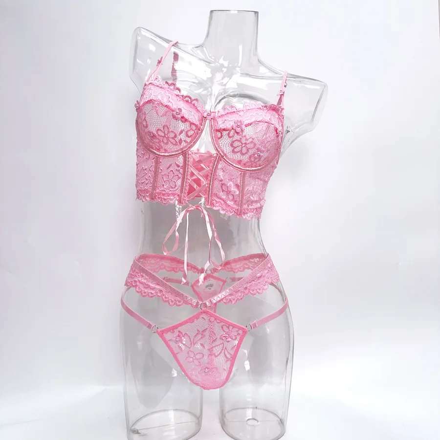 Conjunto de corsé de encaje con flores y pedrería