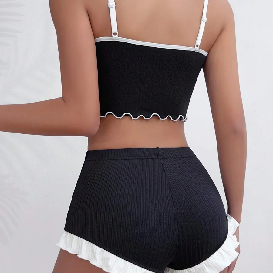 Pigiama con canotta e shorts con finitura in pizzo