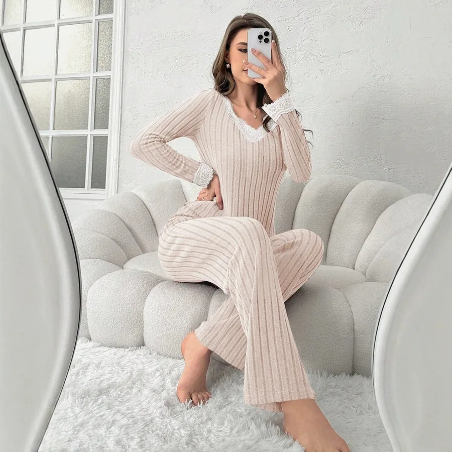 Fuzzy pyjama-set met V-hals en kanten afwerking