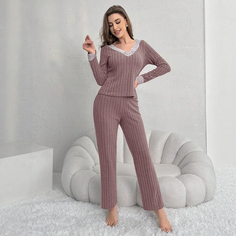 Fuzzy pyjama-set met V-hals en kanten afwerking
