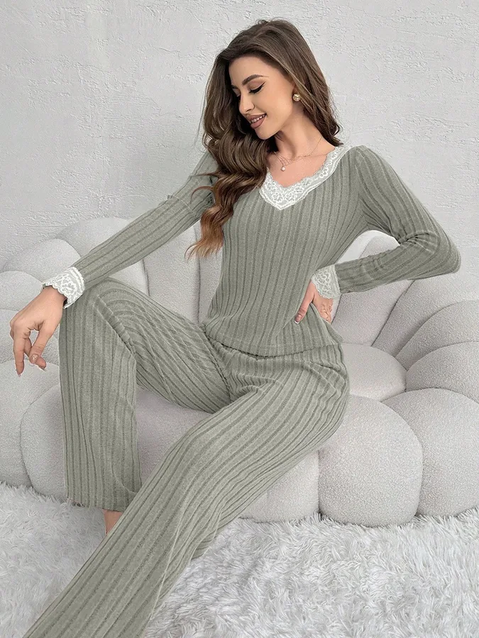 Fuzzy pyjama-set met V-hals en kanten afwerking