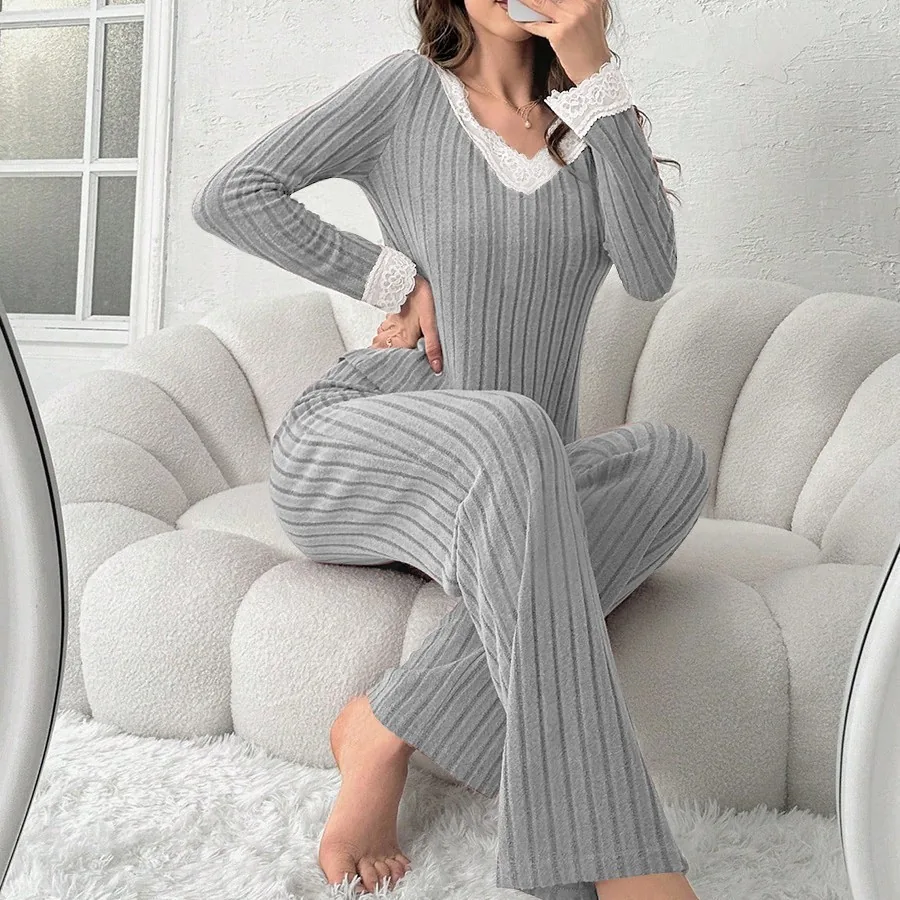 Fuzzy pyjama-set met V-hals en kanten afwerking
