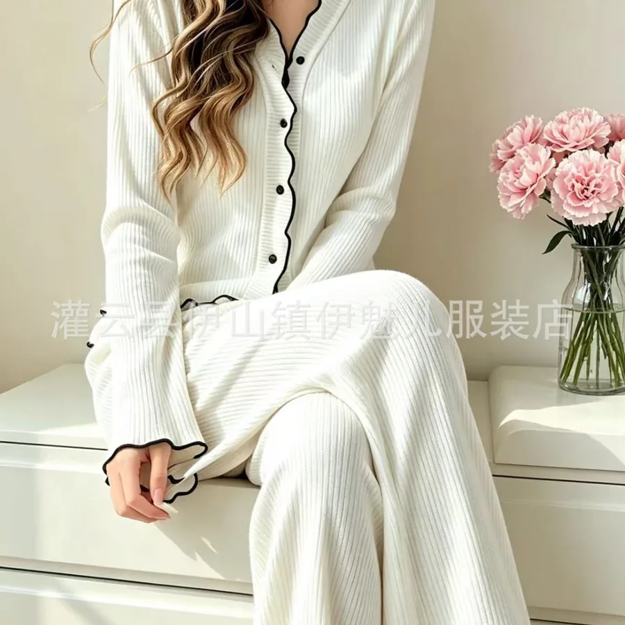 Conjunto de pijama de manga longa com abertura frontal