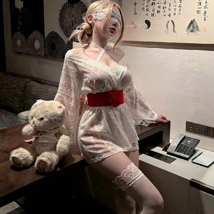 Peignoir kimono en dentelle blanche à manches larges