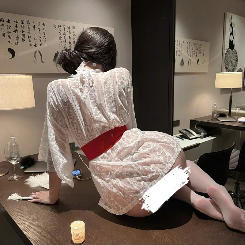 Peignoir kimono en dentelle blanche à manches larges