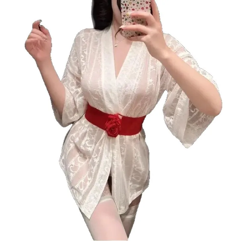 Peignoir kimono en dentelle blanche à manches larges