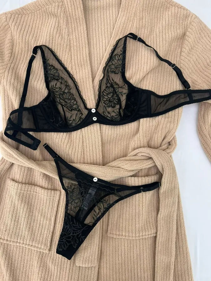 Conjunto de sujetador de malla transparente con escote profundo