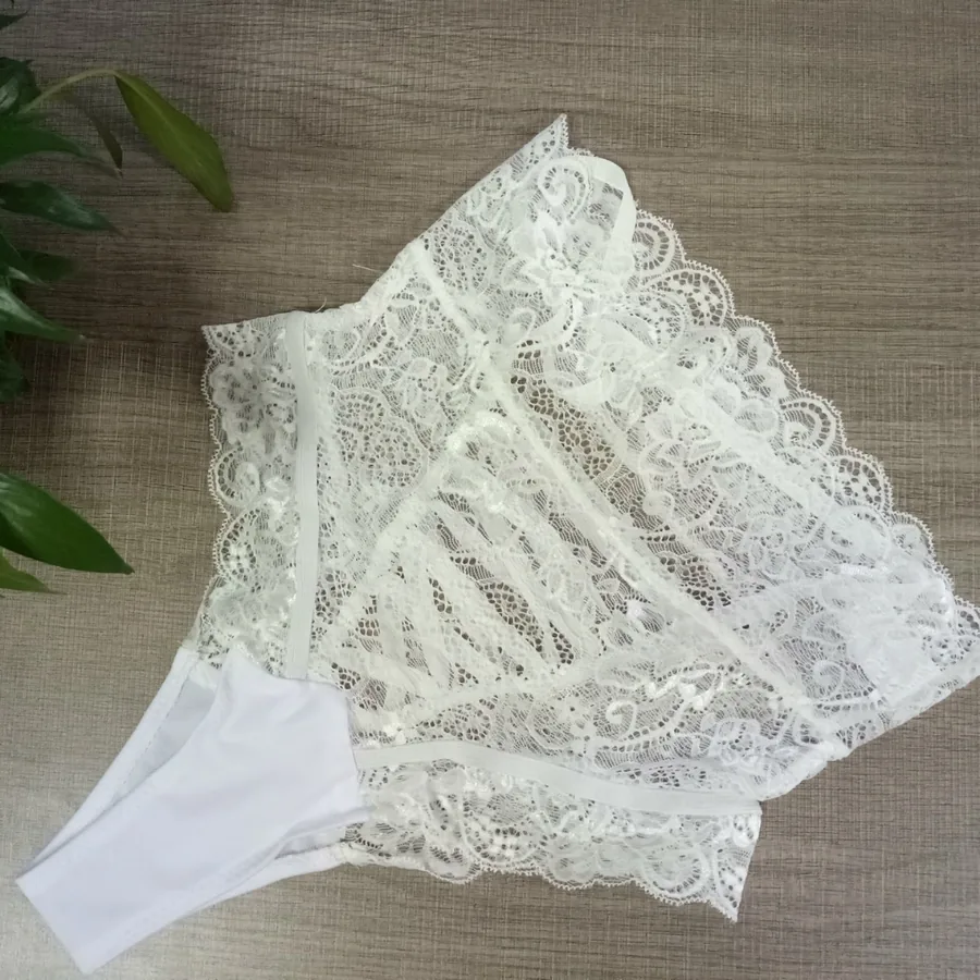 String taille haute en dentelle