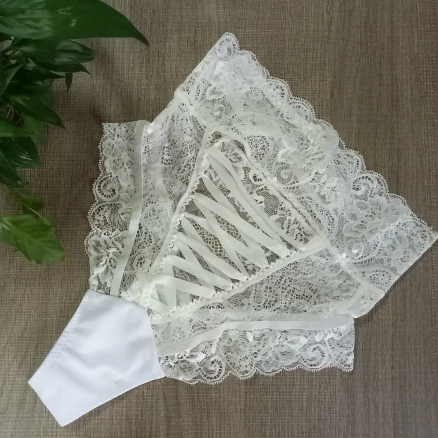 String taille haute en dentelle