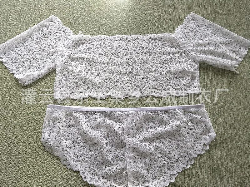 Conjunto transparente estilo bikini con hombros descubiertos