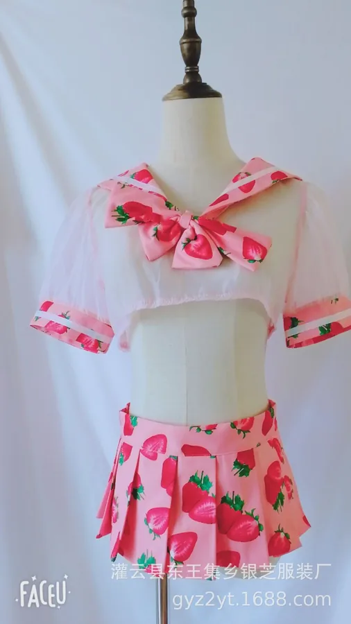 Süßes Erdbeer-Schuluniform-Set