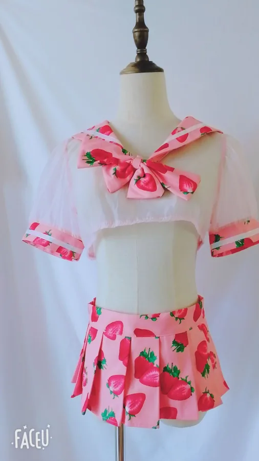 Süßes Erdbeer-Schuluniform-Set