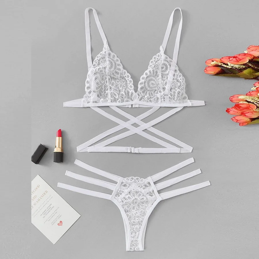 Bordeauxrode kanten bralette en stringset met bandjes