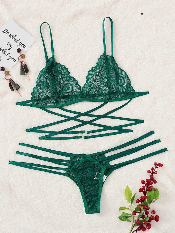 Bordeauxrode kanten bralette en stringset met bandjes