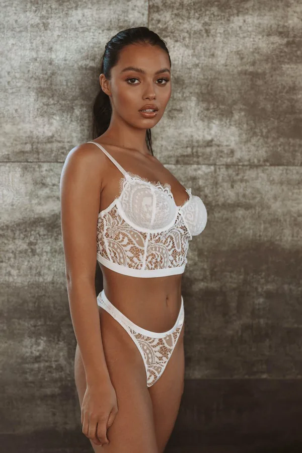 Transparentes dreiteiliges Dessous-Set aus Spitze mit Cut-outs