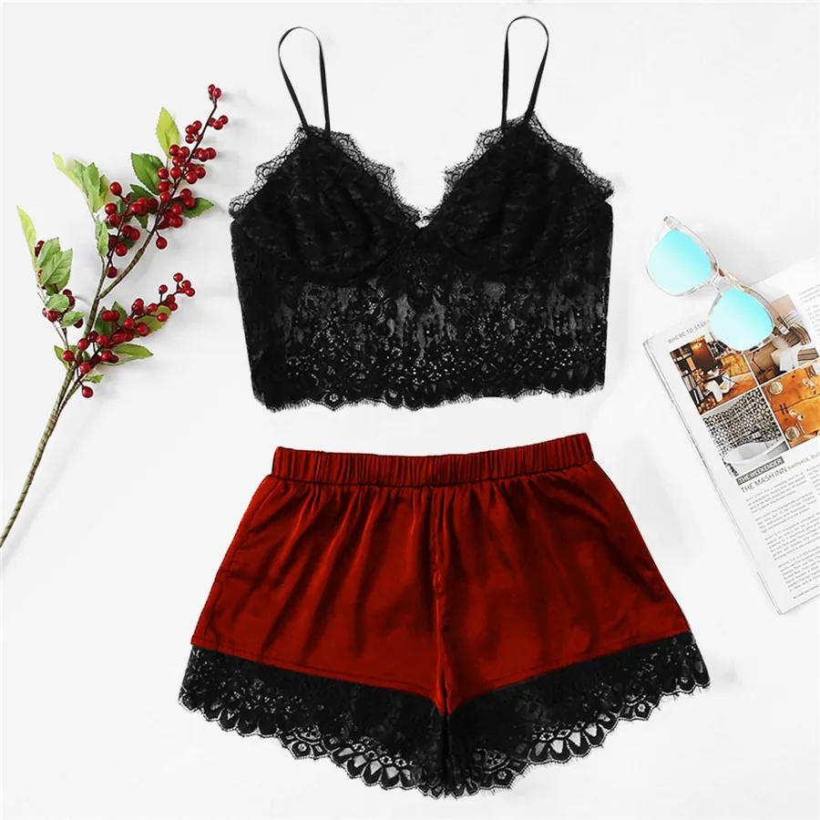 Conjunto de camisola y braguita de encaje