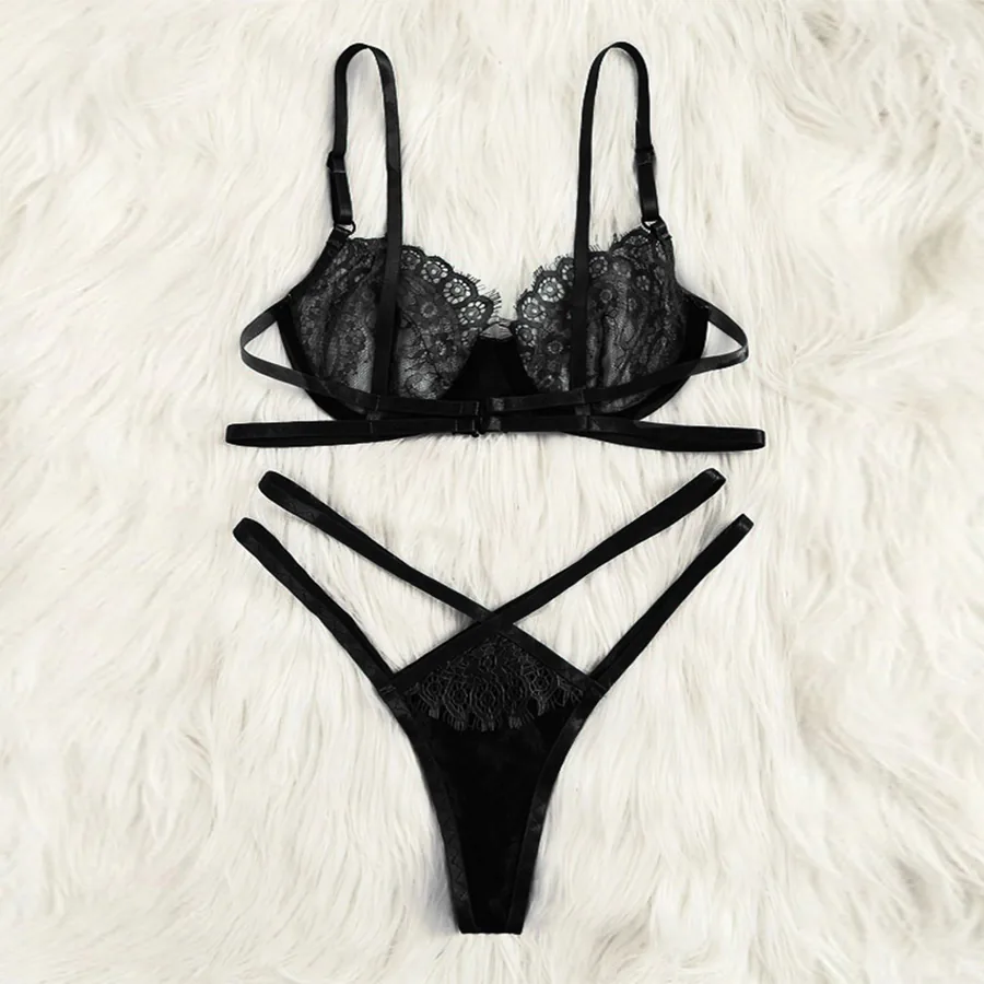 Tredelad lingeriset med urringningar