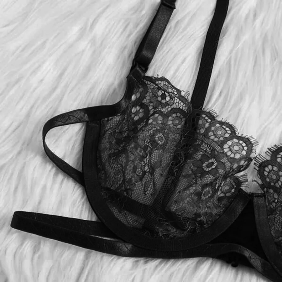 Tredelad lingeriset med urringningar