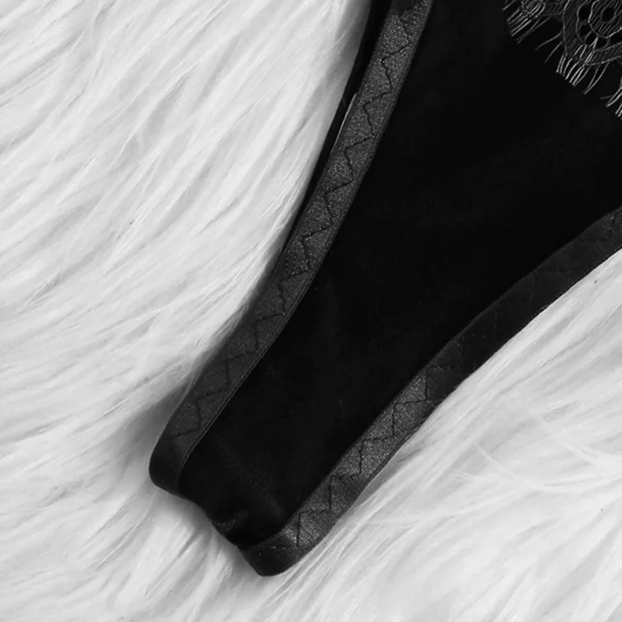 Tredelad lingeriset med urringningar