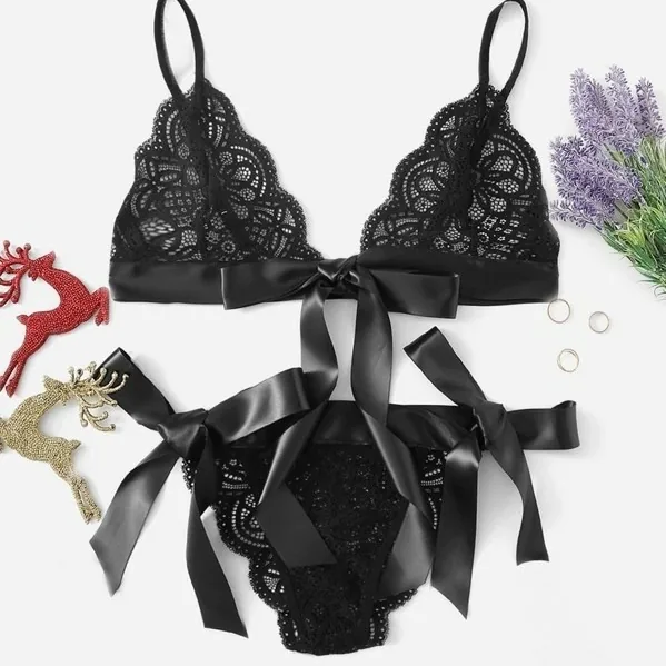 Conjunto de lingerie com laço e recortes