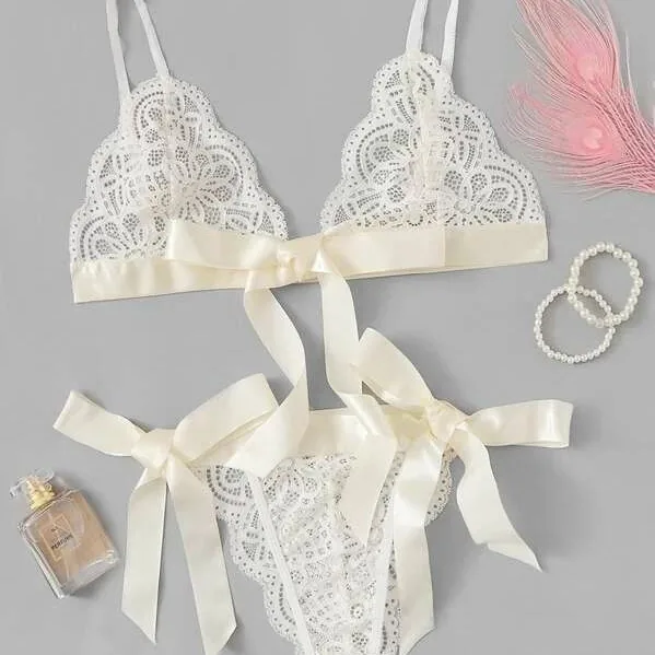Conjunto de lingerie com laço e recortes