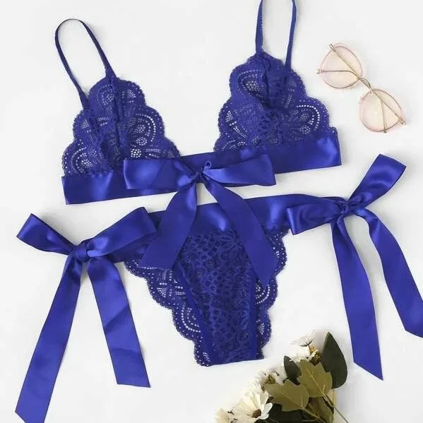 Conjunto de lingerie com laço e recortes