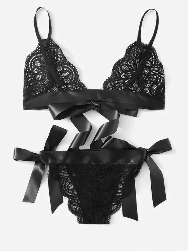 Conjunto de lingerie com laço e recortes