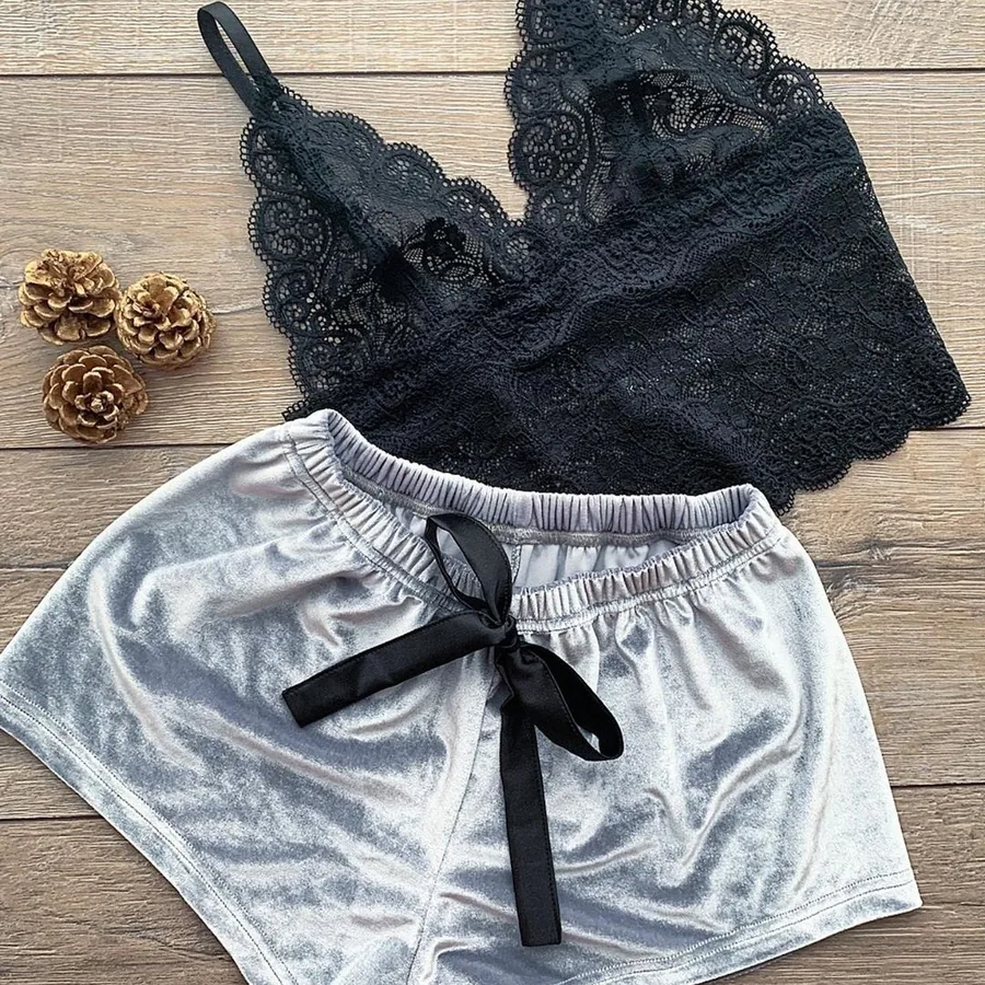 Ensemble lingerie cache-cœur et short en dentelle ajourée