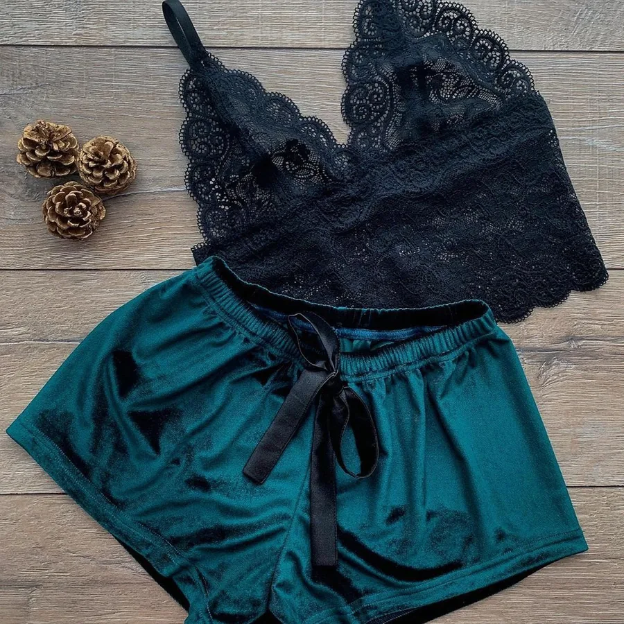 Ensemble lingerie cache-cœur et short en dentelle ajourée