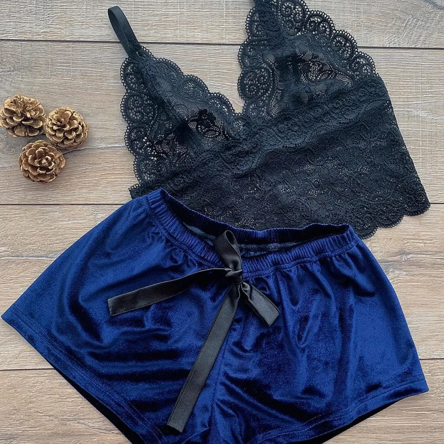 Ensemble lingerie cache-cœur et short en dentelle ajourée