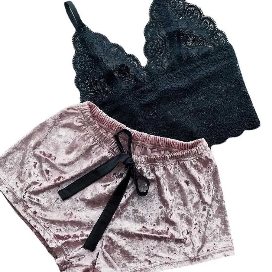 Ensemble lingerie cache-cœur et short en dentelle ajourée