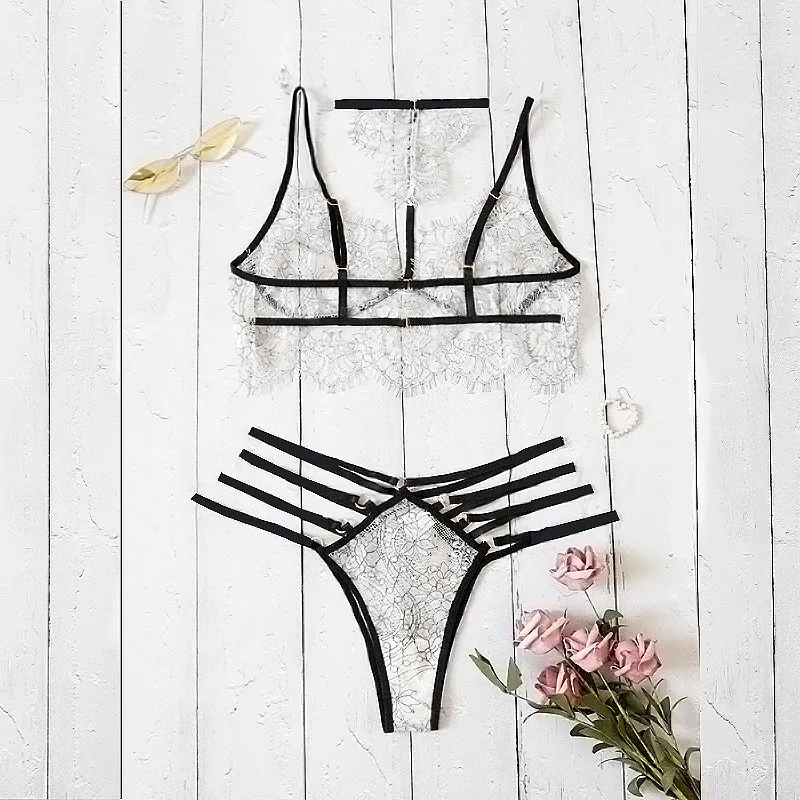 Ensemble de lingerie trois pièces à dos nu en résille transparente