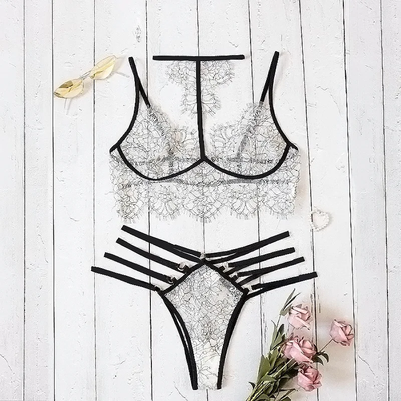 Ensemble de lingerie trois pièces à dos nu en résille transparente