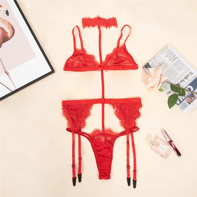 Conjunto de lencería de tres piezas con body halter